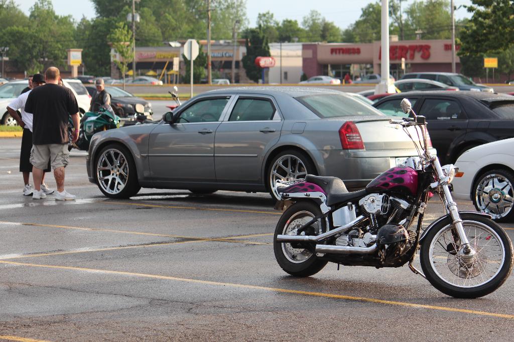 2013 Shredd & Ragan 103.3 Cruise Night at Eastern Hills Mall: Image 12