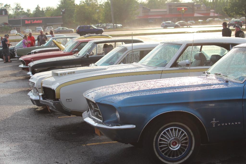 2013 Shredd & Ragan 103.3 Cruise Night at Eastern Hills Mall: Image 3