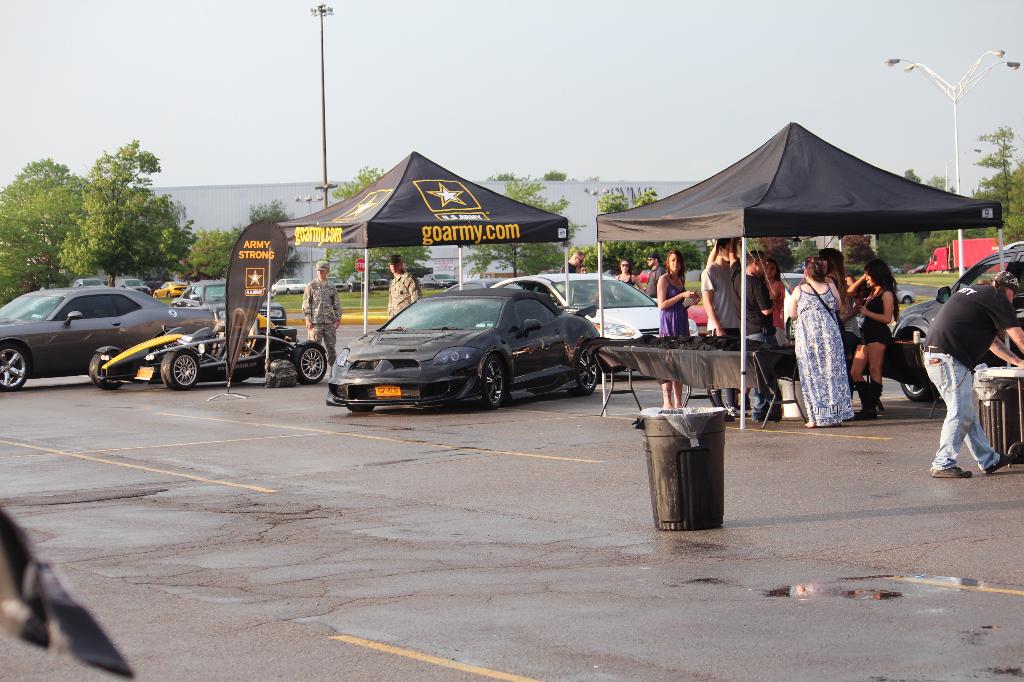 2013 Shredd & Ragan 103.3 Cruise Night at Eastern Hills Mall: Image 7