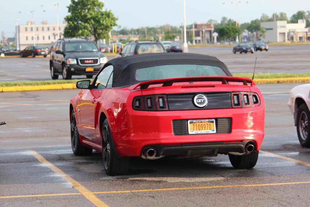 2013 Shredd & Ragan 103.3 Cruise Night at Eastern Hills Mall: Image 9
