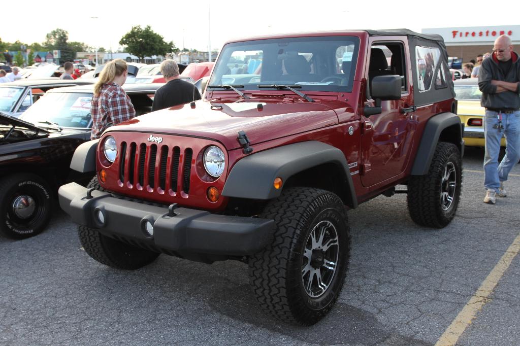 2013 Shredd & Ragan 103.3 Cruise Night at Eastern Hills Mall: Image 2