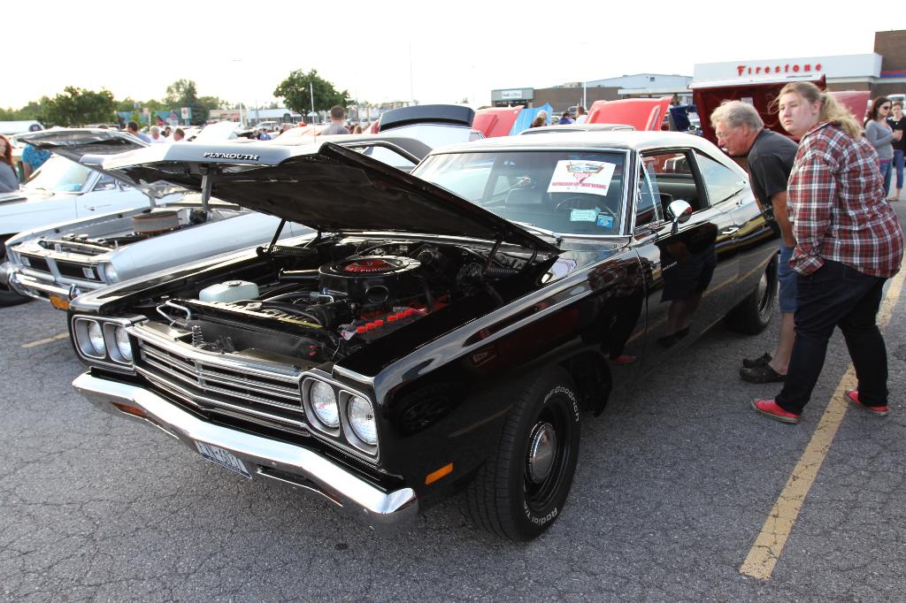 2013 Shredd & Ragan 103.3 Cruise Night at Eastern Hills Mall: Image 3