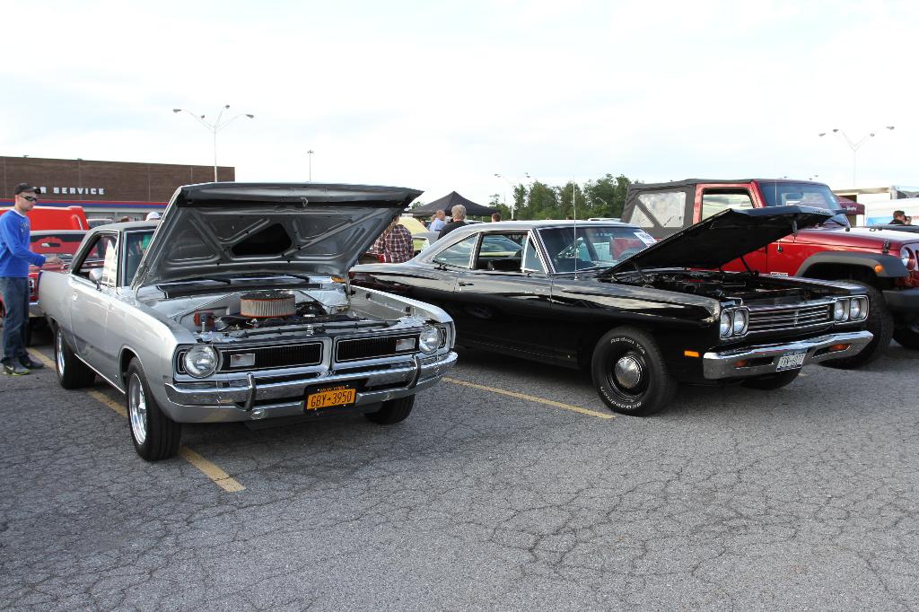2013 Shredd & Ragan 103.3 Cruise Night at Eastern Hills Mall: Image 5