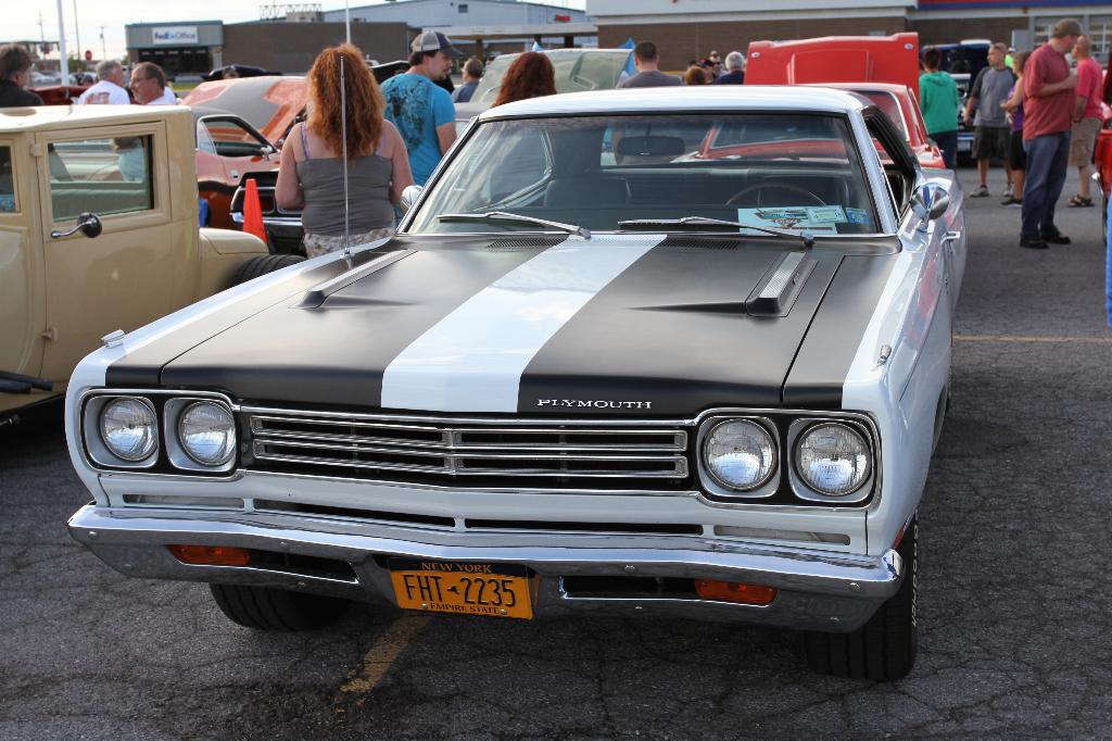 2013 Shredd & Ragan 103.3 Cruise Night at Eastern Hills Mall: Image 6