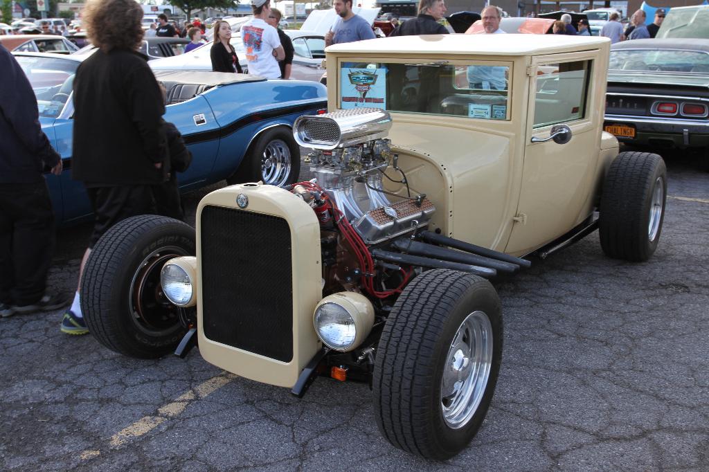 2013 Shredd & Ragan 103.3 Cruise Night at Eastern Hills Mall: Image 8